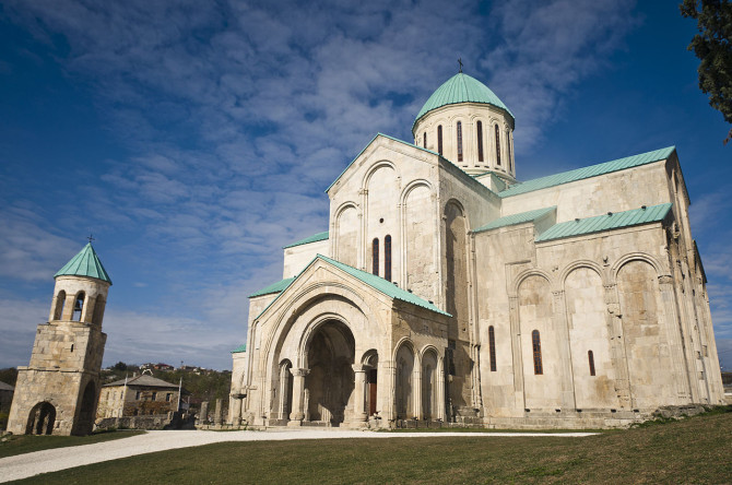 Kutaisi-Bagrati_Cathedral_in_Kutaisi-autor-Brave-Lemming