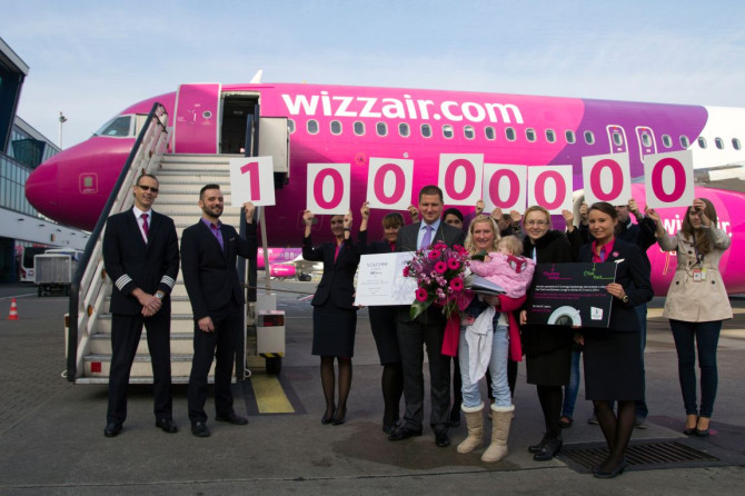 Wizz Air swietuje przewiezienie 10-milionowego pasa-era w Katowicach_17 10 2013