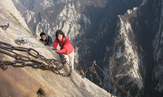 hua-shan-photo-Cliffside-Path-mleczne-670x400px