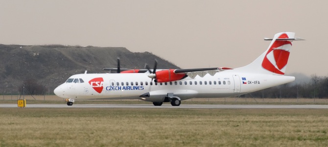 Letadlo ATR72 OK-XFA v novém laku s novým logem na letišti v Praze-Ruyzni