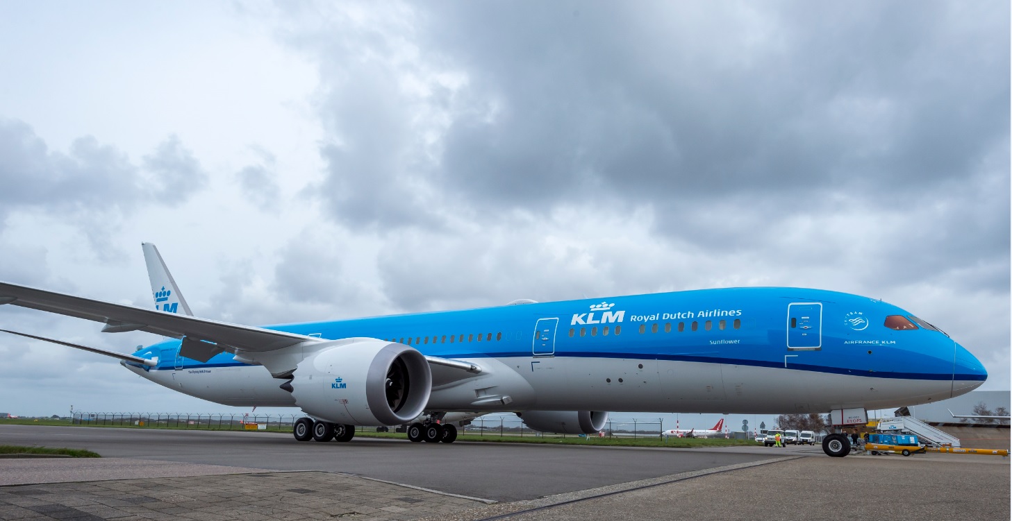 Załoga KLM odpakowała pierwszego Dreamlinera