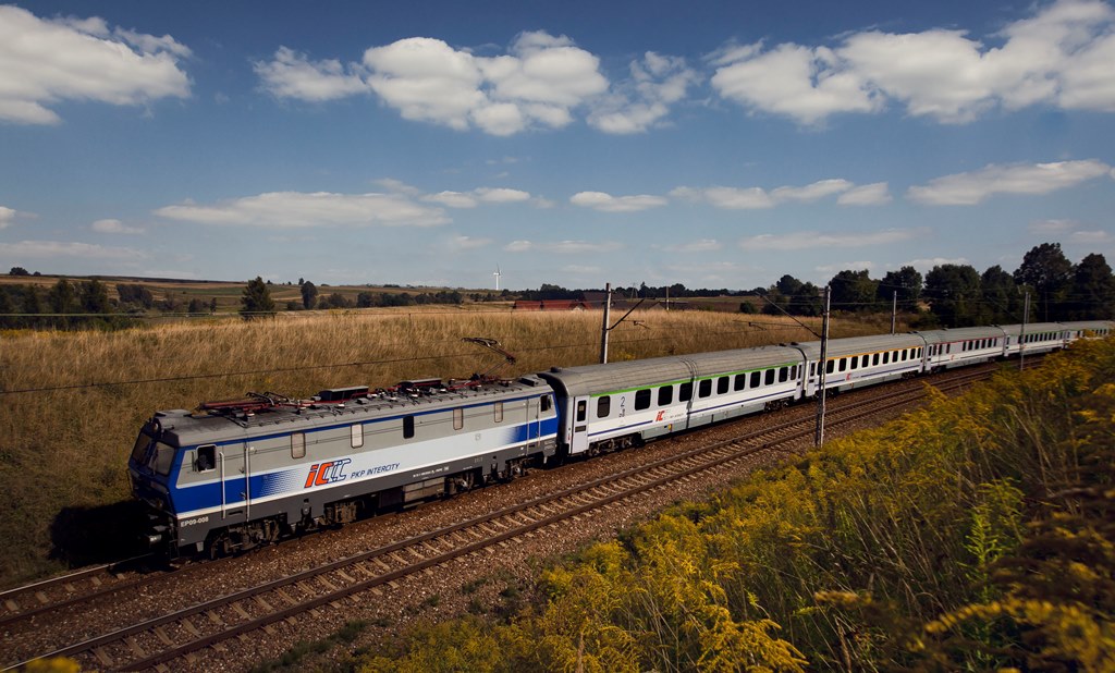 Rośnie liczba chętnych na podróże koleją – długi weekend czerwcowy w PKP Intercity