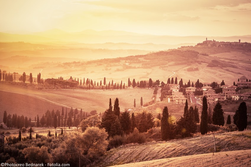 Toskania Piza Wlochy Wonderful Tuscany landscape with cypress trees, farms and small medieval towns, Italy. Vintage sunset