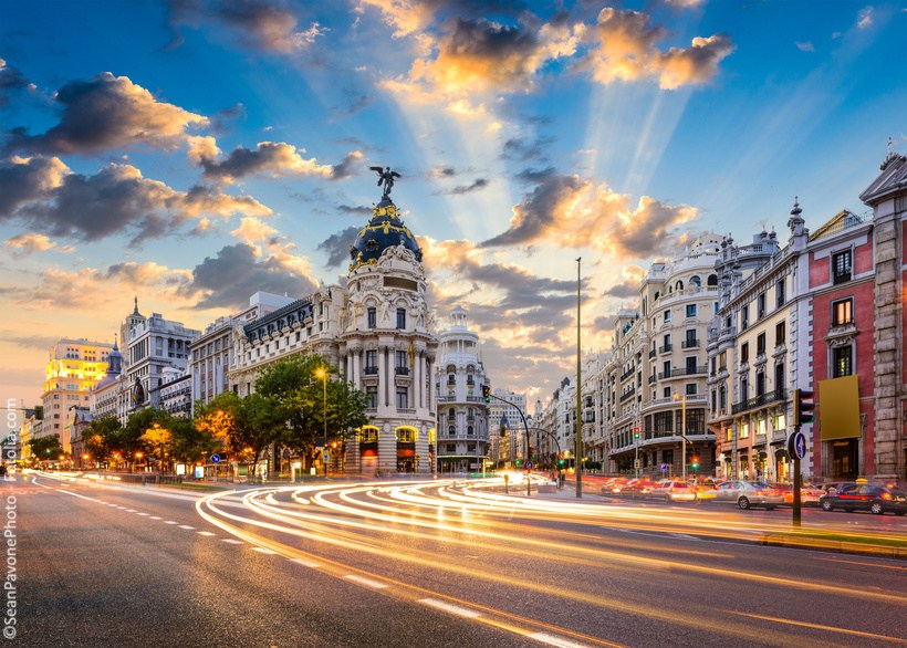 Madryt Madrid, Spain cityscape at Calle de Alcala and Gran Via.