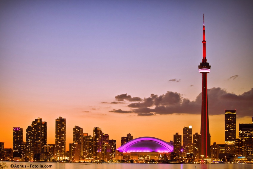Toronto-panorama-wieczorem-Fotolia_52377940_S_social
