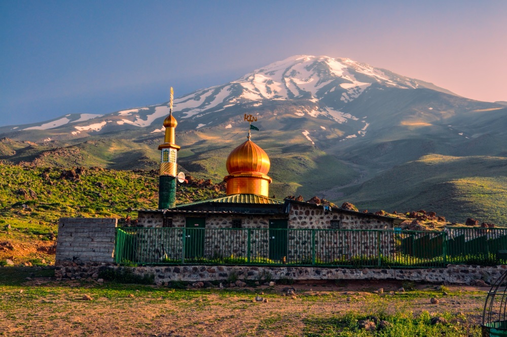Iran-gora-meczet-damavand-Depositphotos_61484951_original-1000x664px
