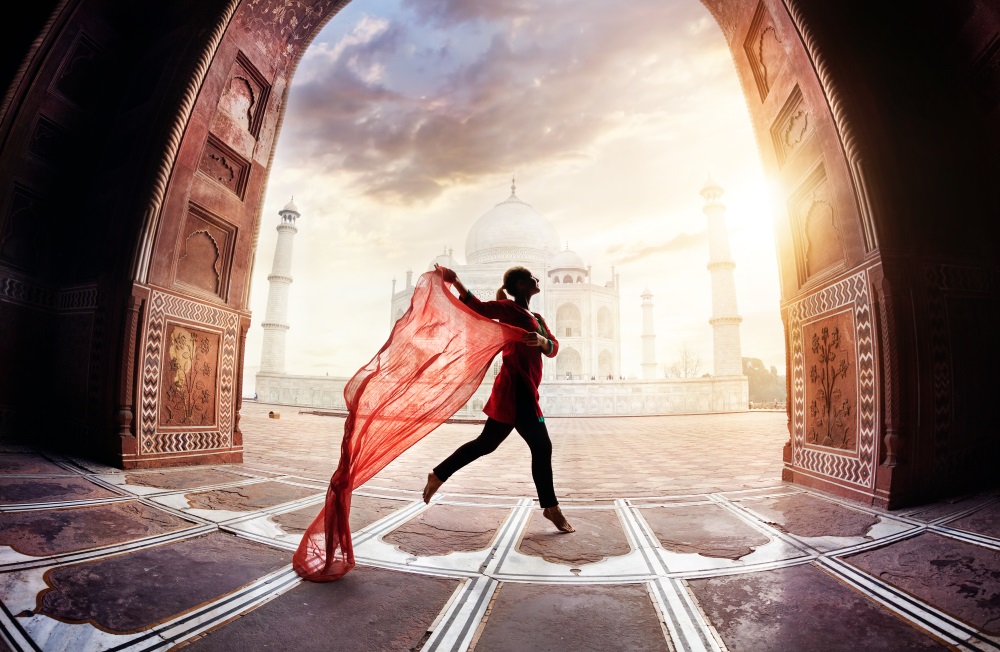 indie taj mahal delhi taniec Woman with red scarf dancing near Taj Mahal in Agra, Uttar Pradesh, India