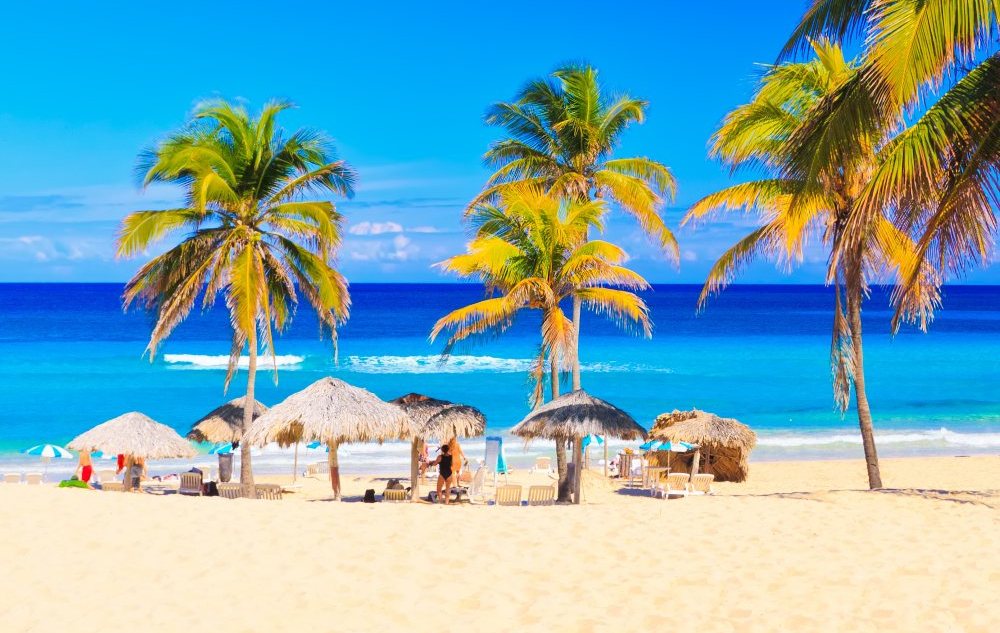 Kuba Varadero Thatched umbrellas on the beautiful beach of Varadero in Cuba