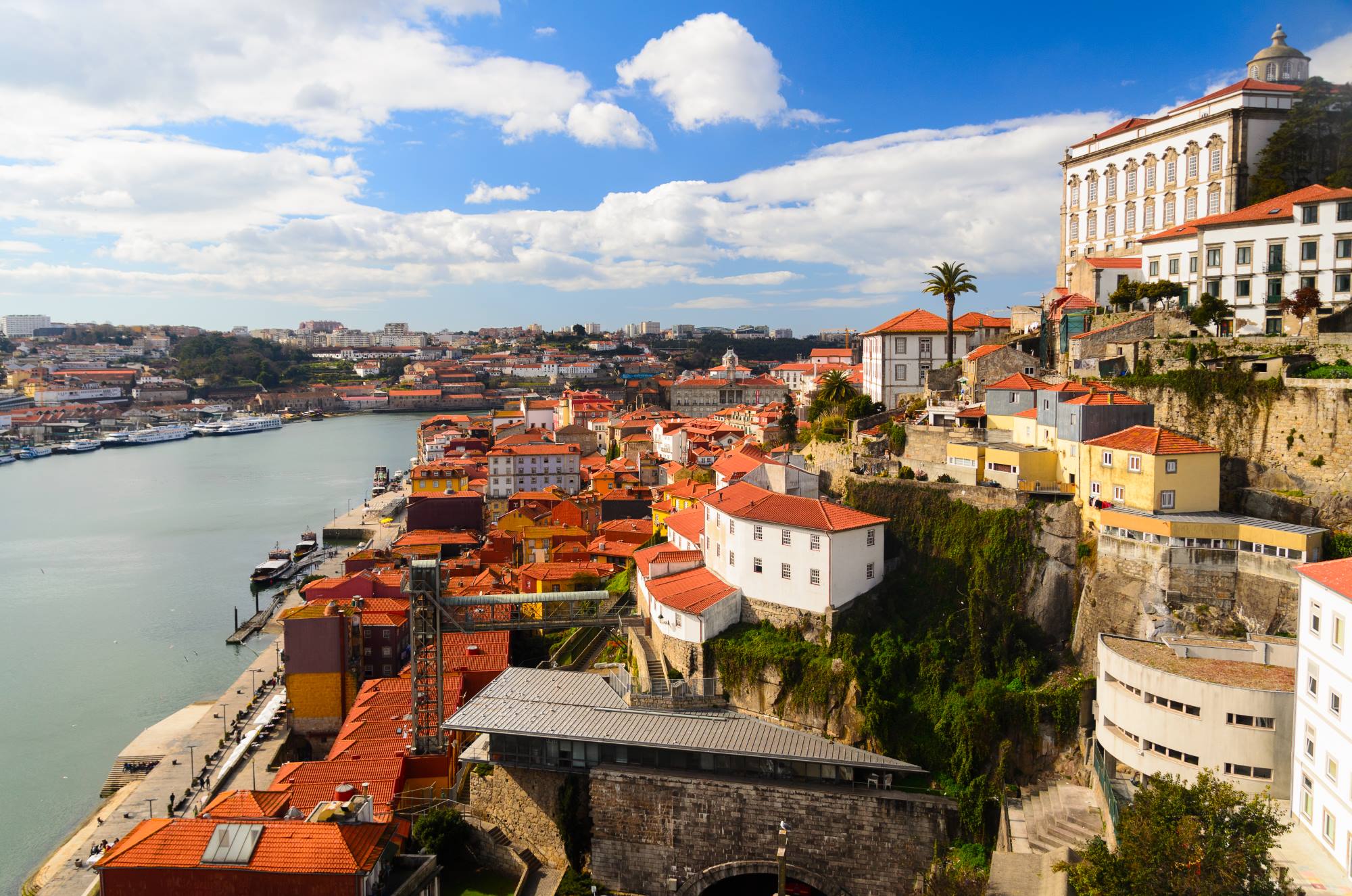 Dużo terminów – także w wakacje na Porto z Polski. Loty na jednej rezerwacji