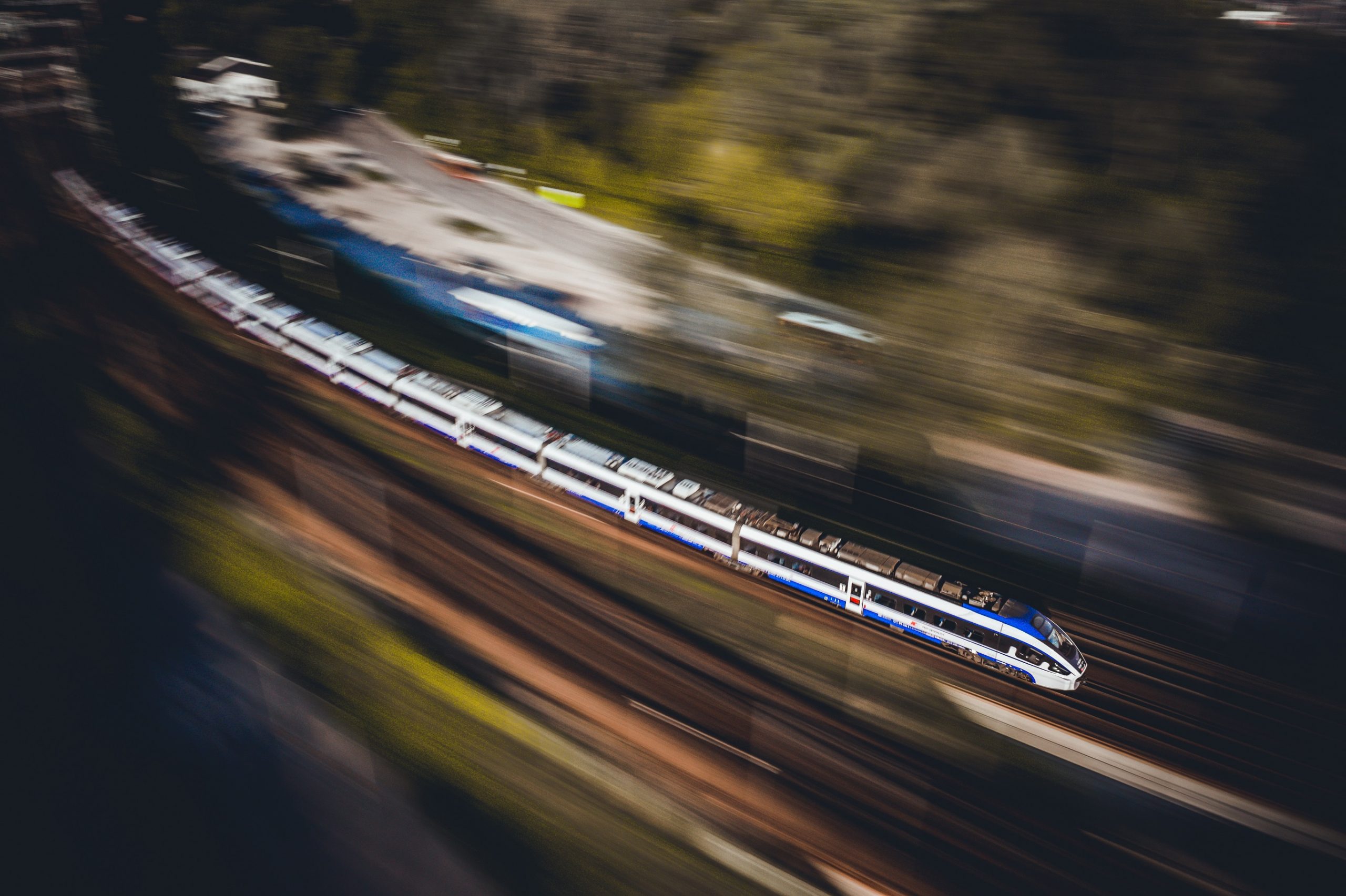 Parlament Europejski rozszerza prawa pasażerów kolei; zwrot ceny biletu już po godzinie opóźnienia