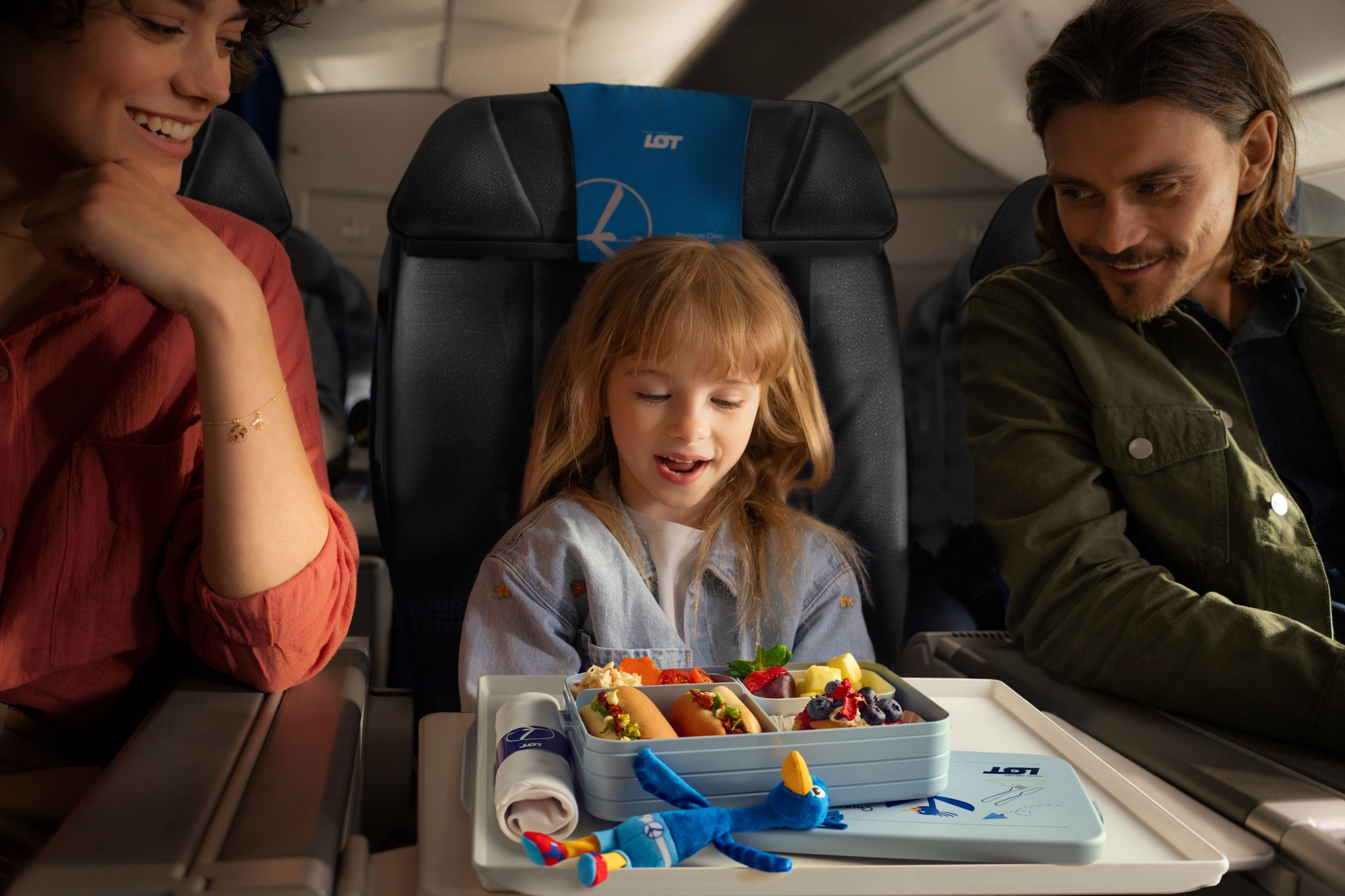 Nowość dla dzieci na pokładach PLL LOT. Pyszne jedzenie w samolocie, lunchbox na zawsze!
